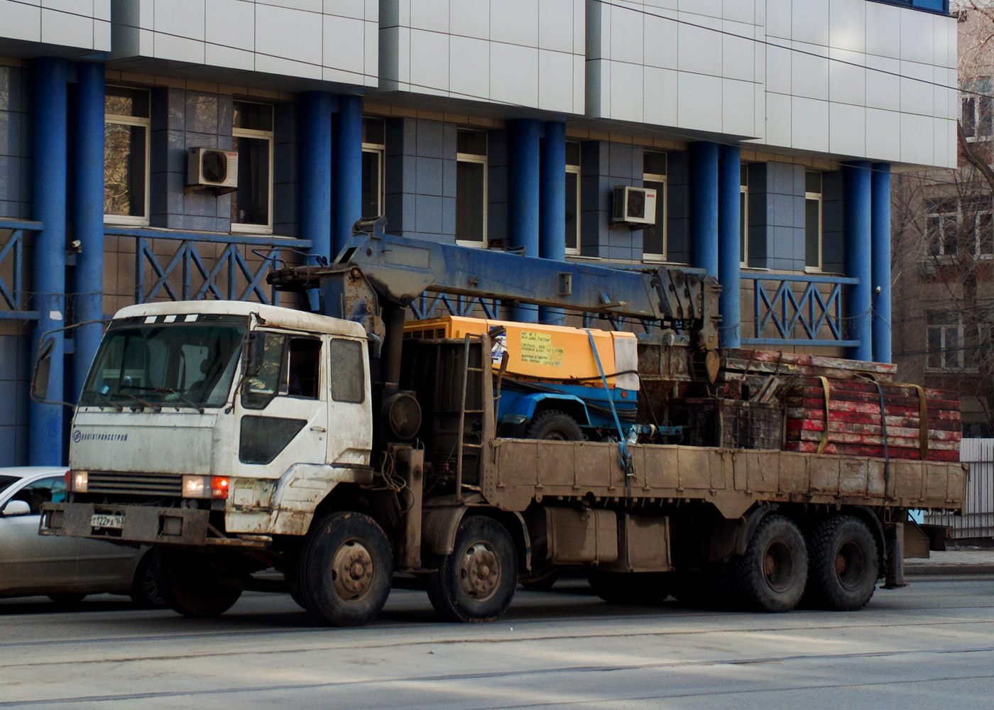 Бортовой грузовой автомобиль Isuzu Forward с кран-манипулятором #Т122РА163. г. Самара, Полевая ул.