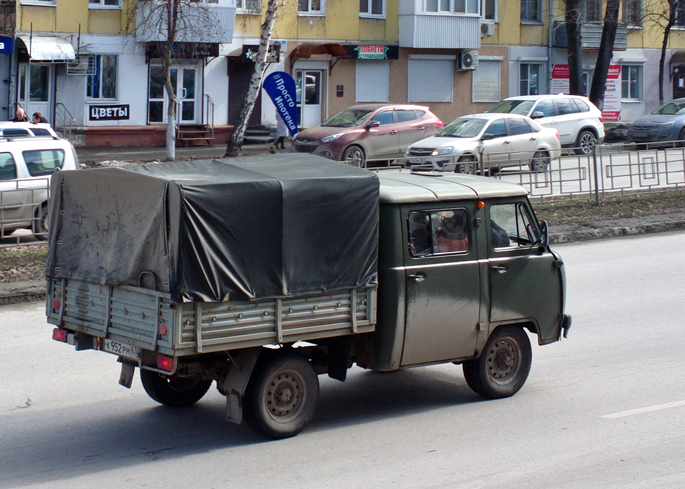 Бортовой грузовой автомобиль УАЗ-39094 #К952РМ63. г. Самара, ул. Гагарина