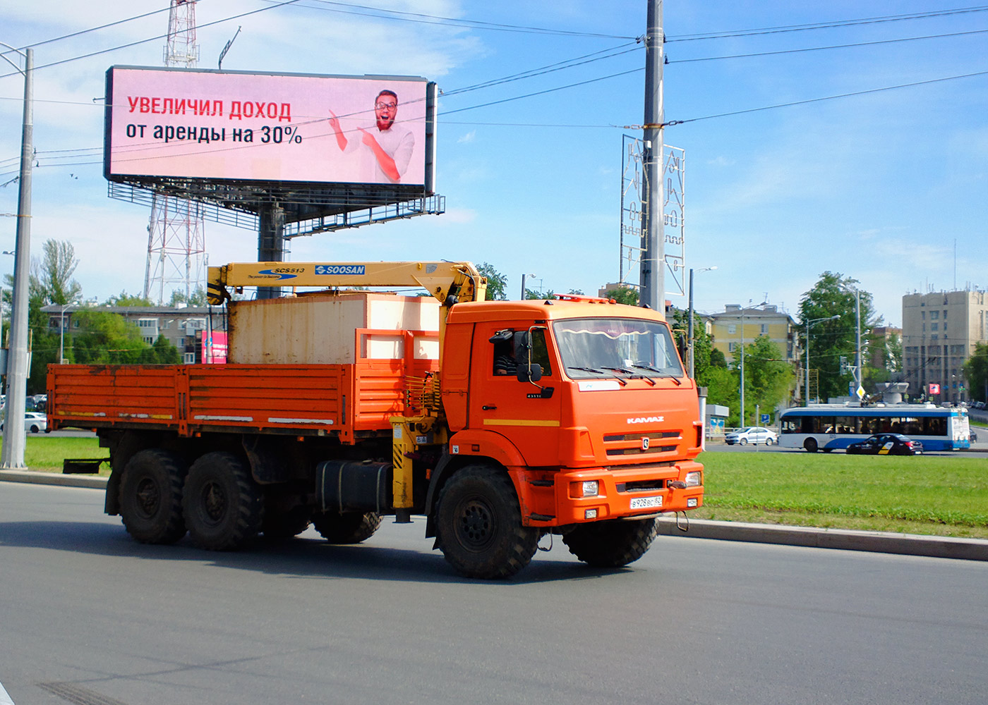 Бортовой грузовой автомобиль повышенной проходимости КамАЗ-43114 с кран-манипулятором #В928ВС82. г. Самара, Московское шоссе
