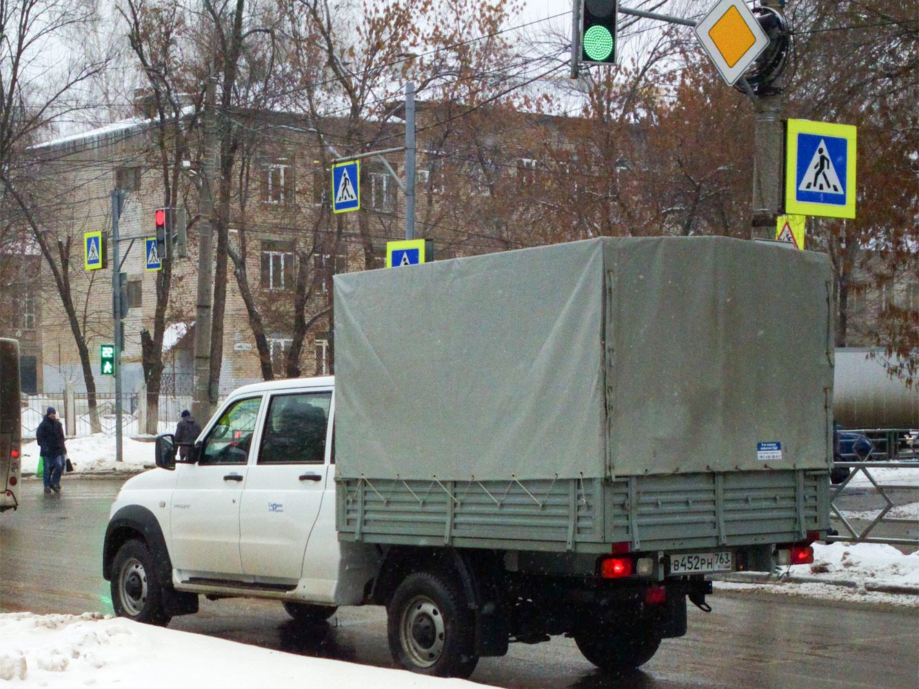 Бортовой грузовой автомобиль УАЗ-236324 "Профи" #В452РН763. г. Самара, ул. Революционная