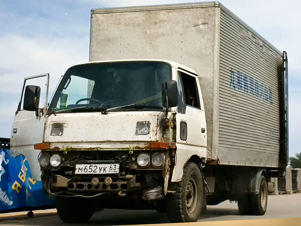 Цельнометаллический фургон на шасси Nissan Atlas 1990 #М652УК63. г. Самара, Октябрьская набережная