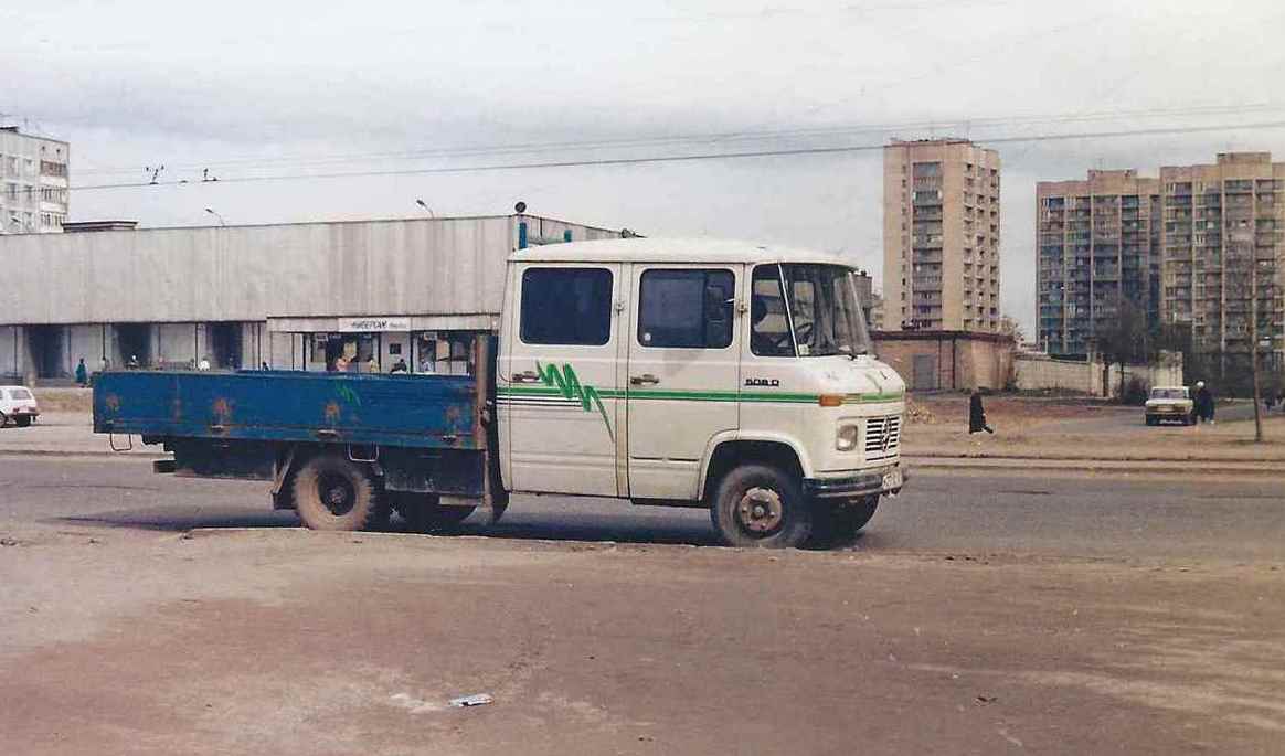 Бортоовой грузовой автомобиль Mercedes-Benz T2*. г. Санкт-Петербург, пр. Большевиков