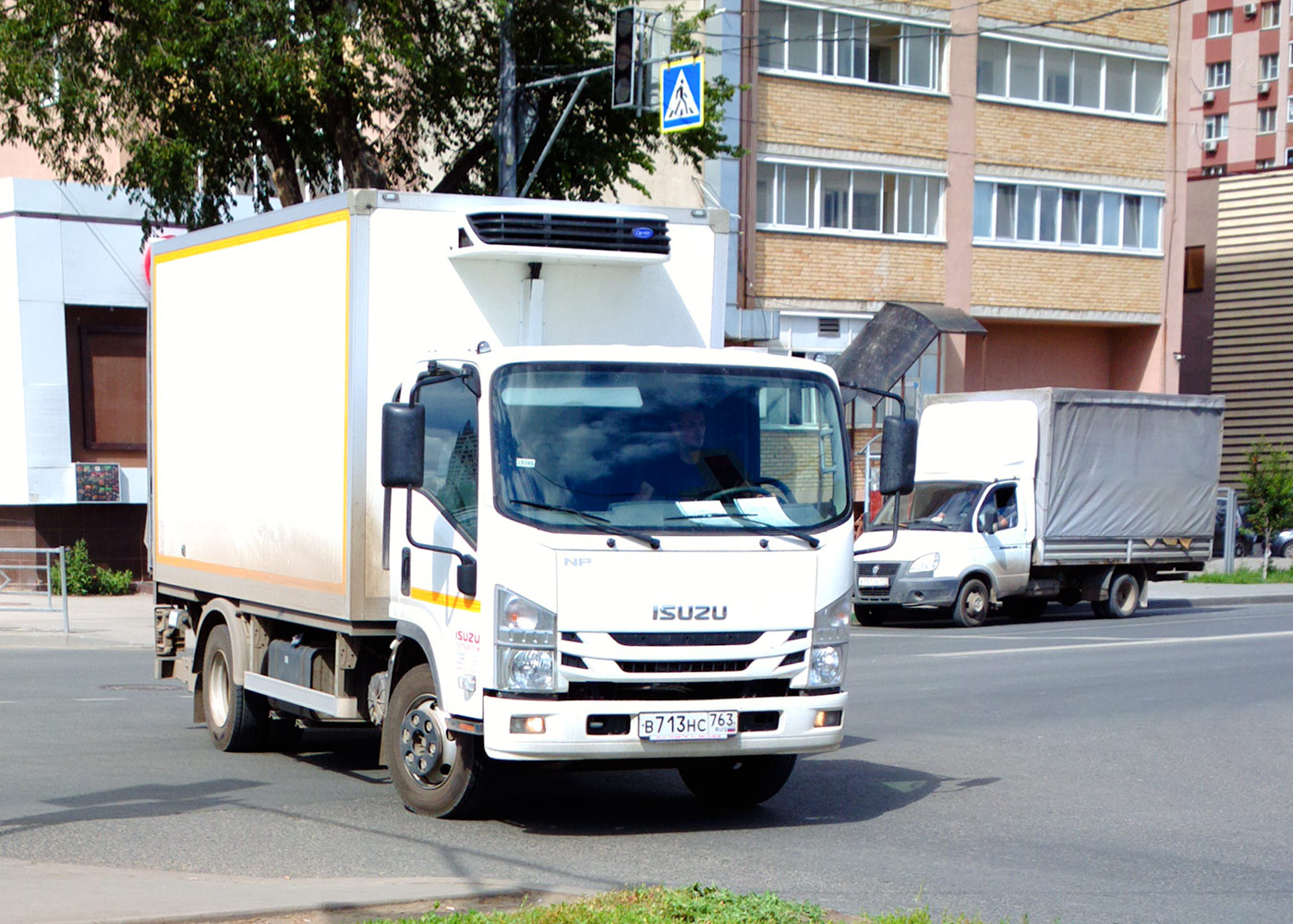 Изотермический фургон на шасси Isuzu NP #В713НС763. г. Самара, ул. Карбышева