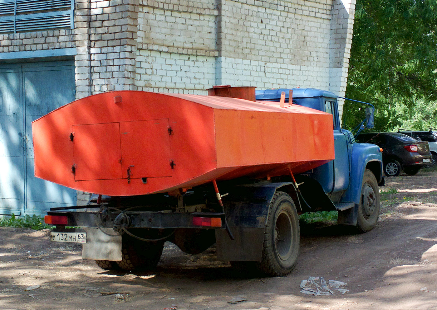 Поливо-моечная машина на шасси ЗиЛ-130 #У132МН63. г. Самара, ул. Мориса Тореза
