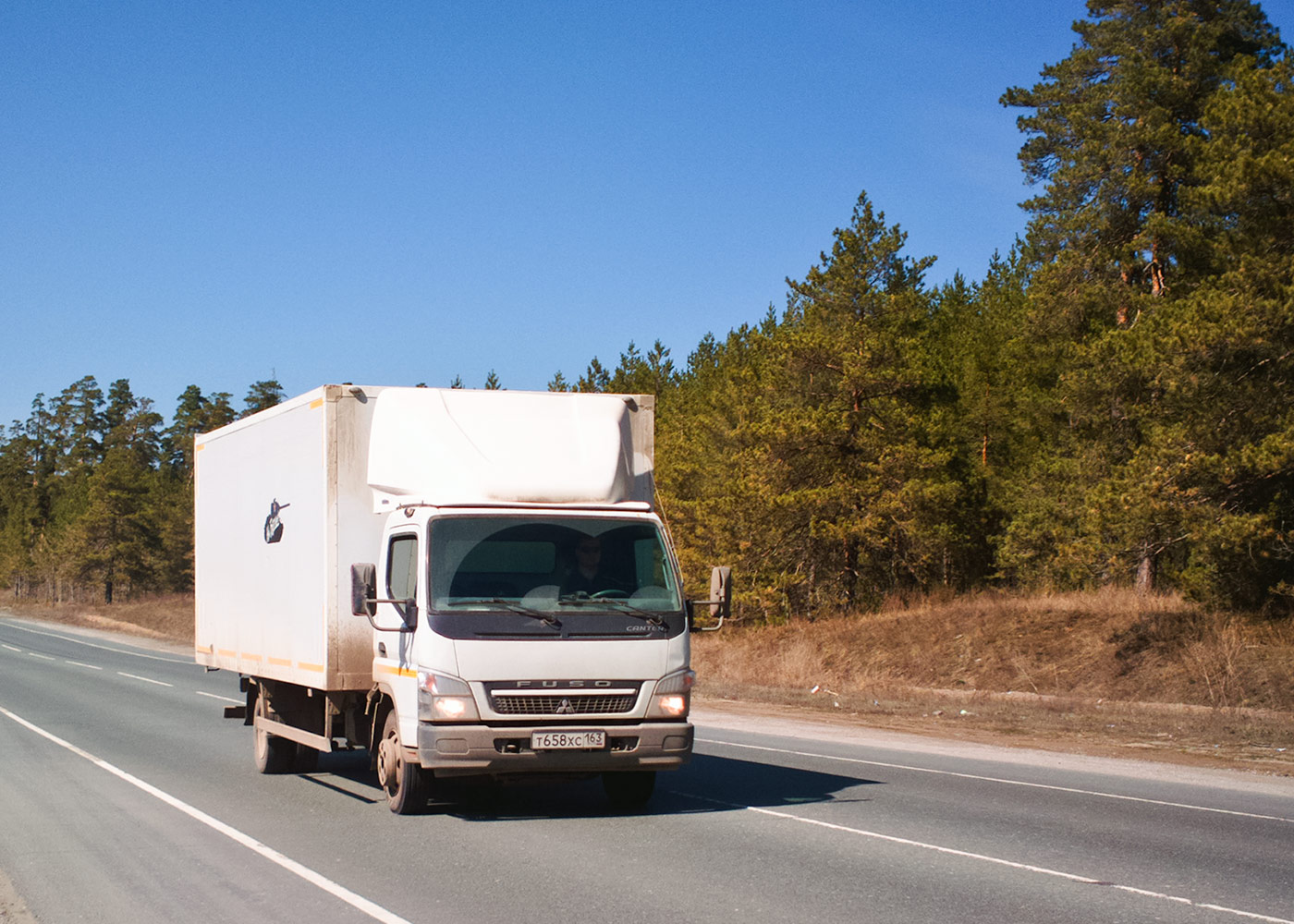 Фургон на шасси Mitsubishi Fuso Canter #Т658ХС163. Самарская область, с. Курумоч, трасса 36К-381