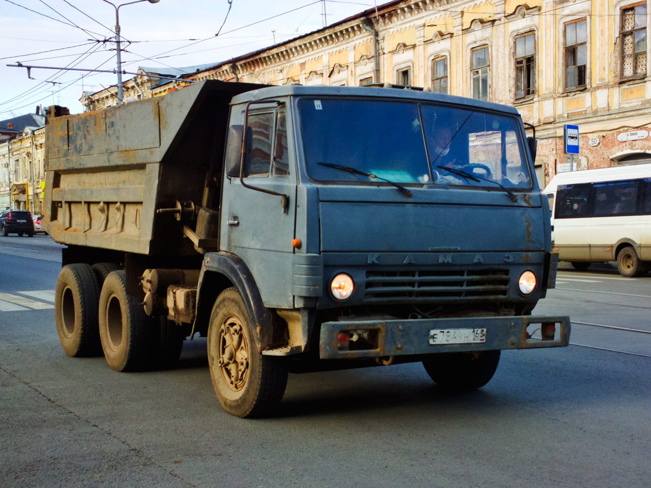 Самосвал КамАЗ-55111 #Е784УМ163. г. Самара, ул. Венцека