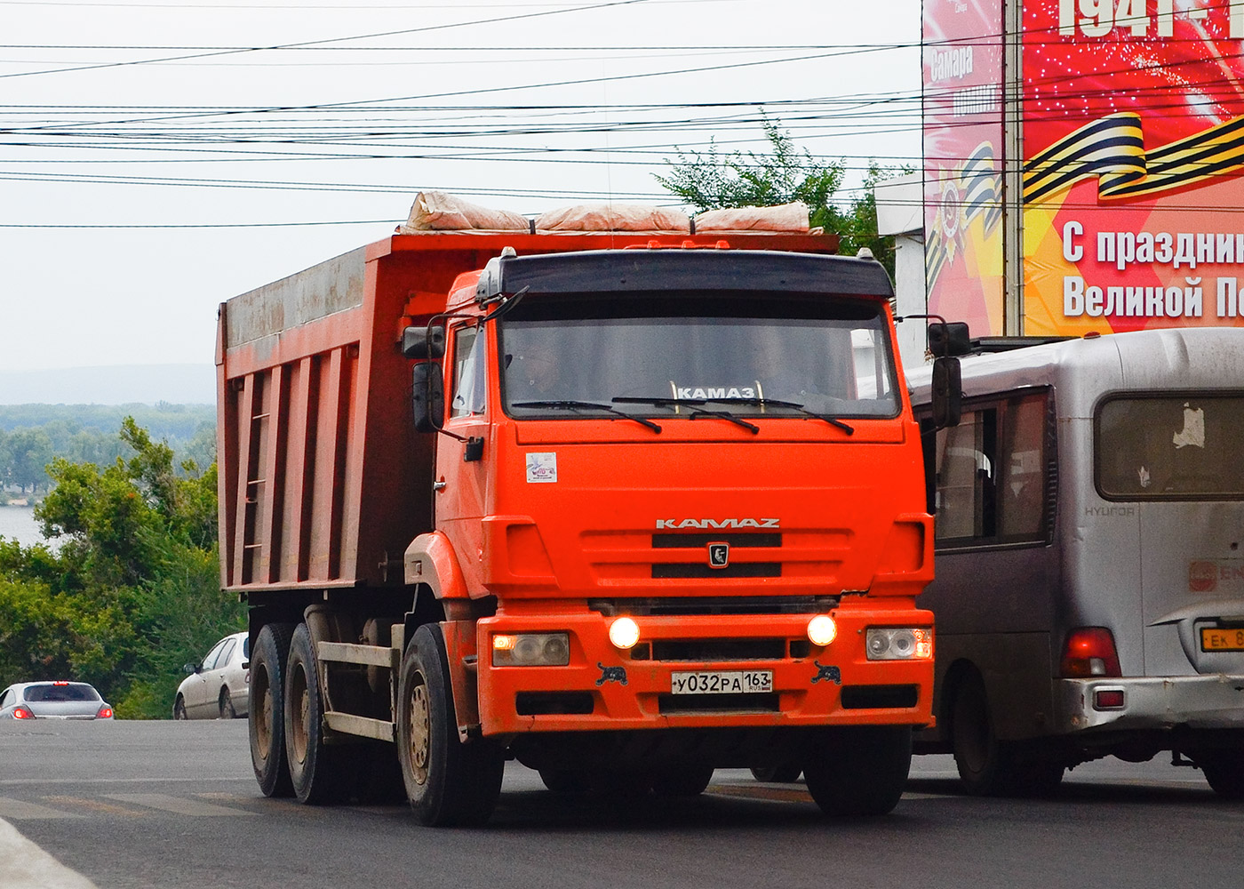 Самосвал КамАЗ-6520 #У032РА163. г. Самара, ул. Красноармейская