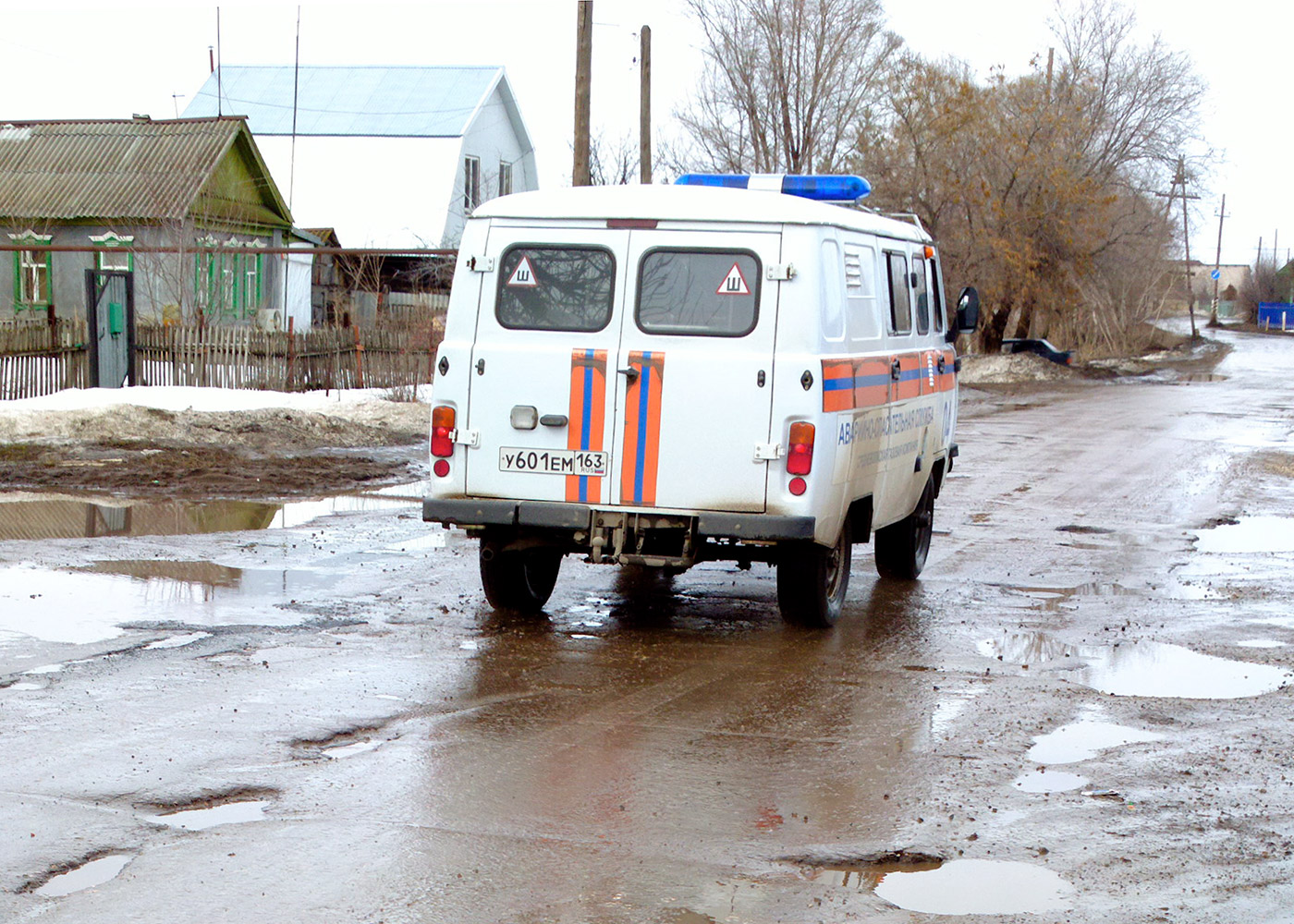 Автомобиль аварийно-спасательной службы на шасси УАЗ-3909 #У601ЕМ163. Самарская обл., г. Кинель, Партизанская ул.