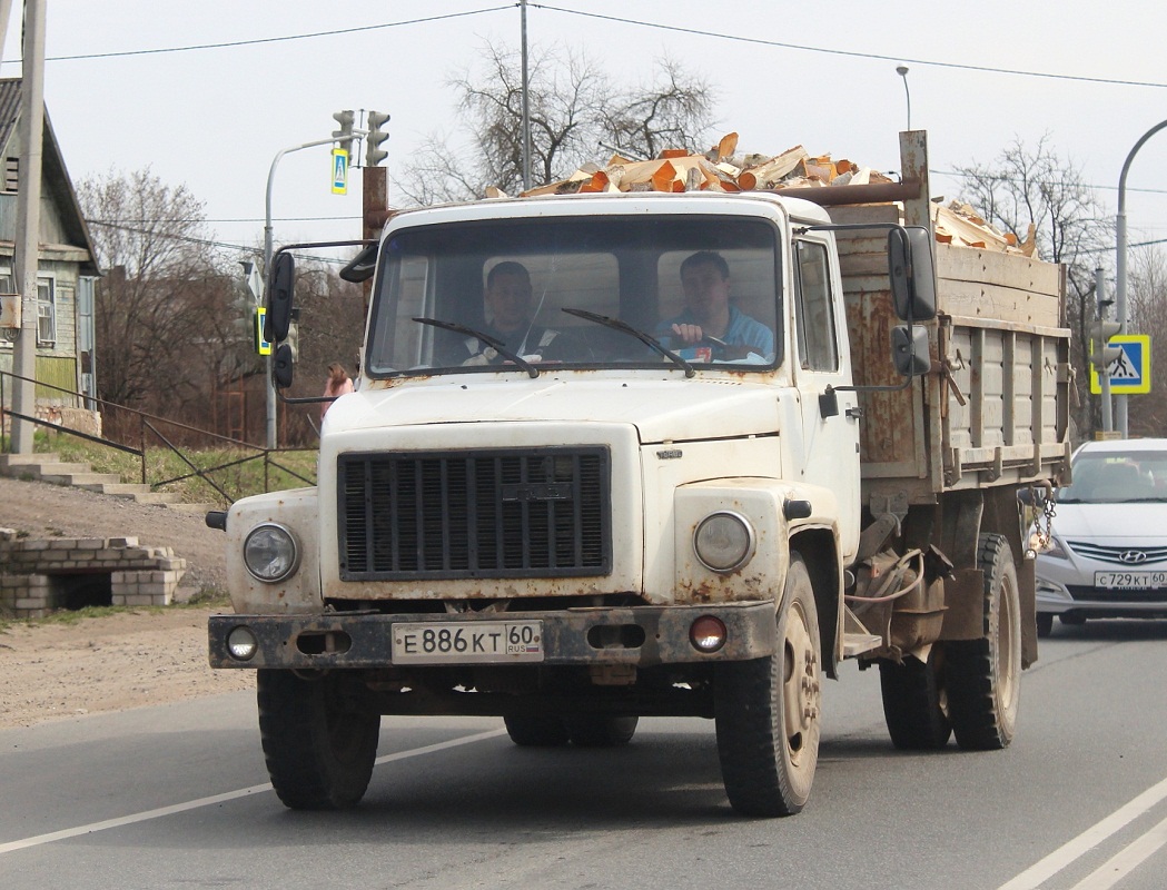 Самосвал ГАЗ-САЗ-35071 на шасси ГАЗ-3309 #Е886КТ60. г. Псков, ул. Советской Армии