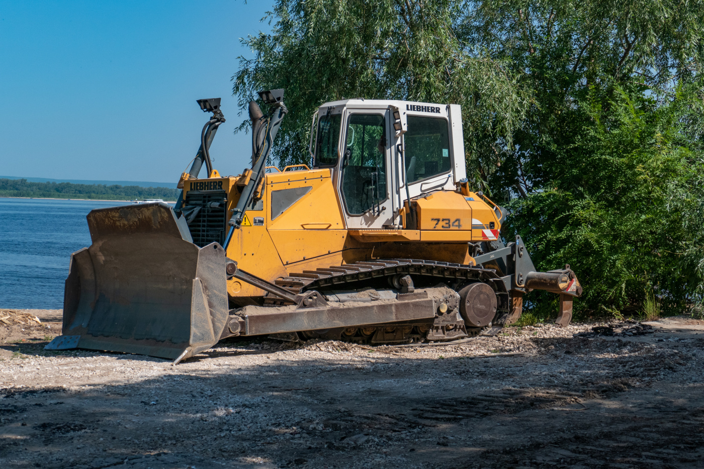 Гусеничный бульдозер с рыхлителем LIEBHER PR734L. г. Самара, набережная реки Волги, спуск им. П. Д. Осипенко