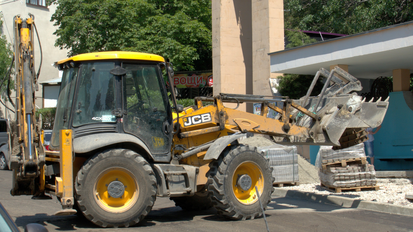 Погрузчик-экскаватор JCB-4CXeco. Республика Крым, г.о. Ялта, Мисхор, Алупкинское шоссе