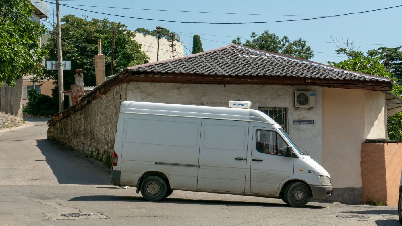 Цельнометаллический фургон Merscedes-Benz Sprinter. Республика Крым, Ялта, Алупка