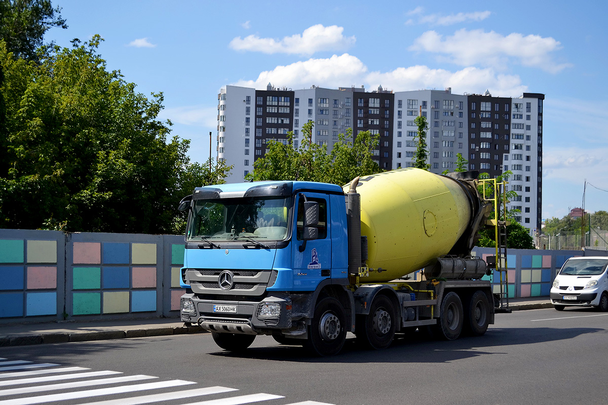Миксер на базе автомобиля Mercedes-Benz Actros #АХ 5060 НК. Харьковская обл., г. Харьков, ул. Клочковская