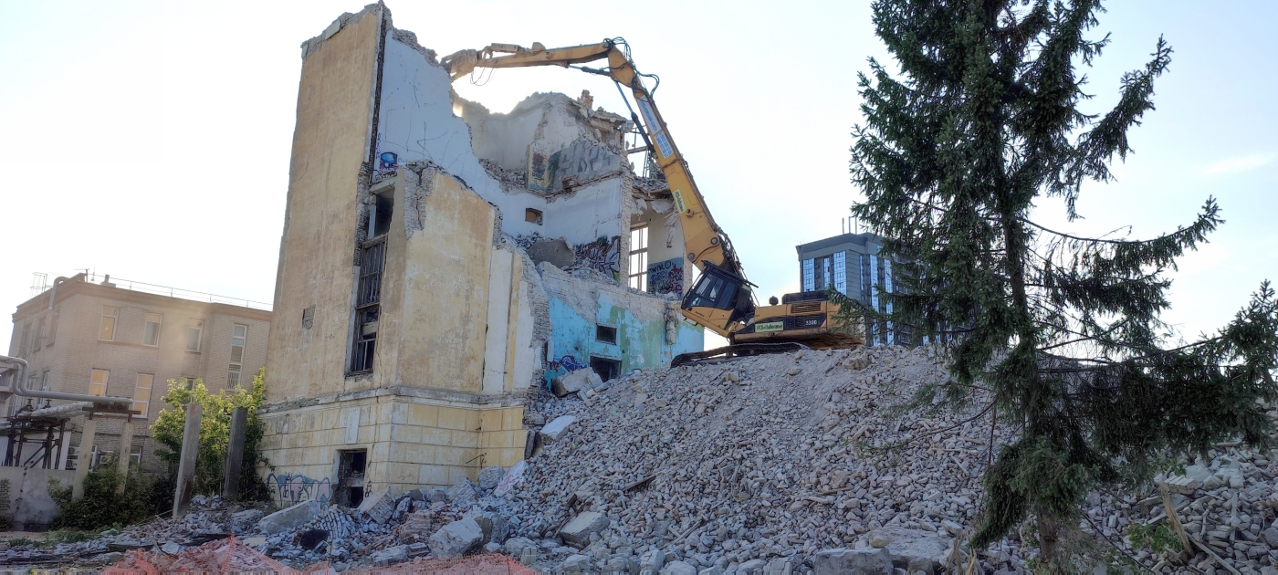 Экскаватор Caterpillar Cat 330D* с бетоноломом. г. Самара, ул. Ново-Садовая, территория бывшего завода ЗиМ