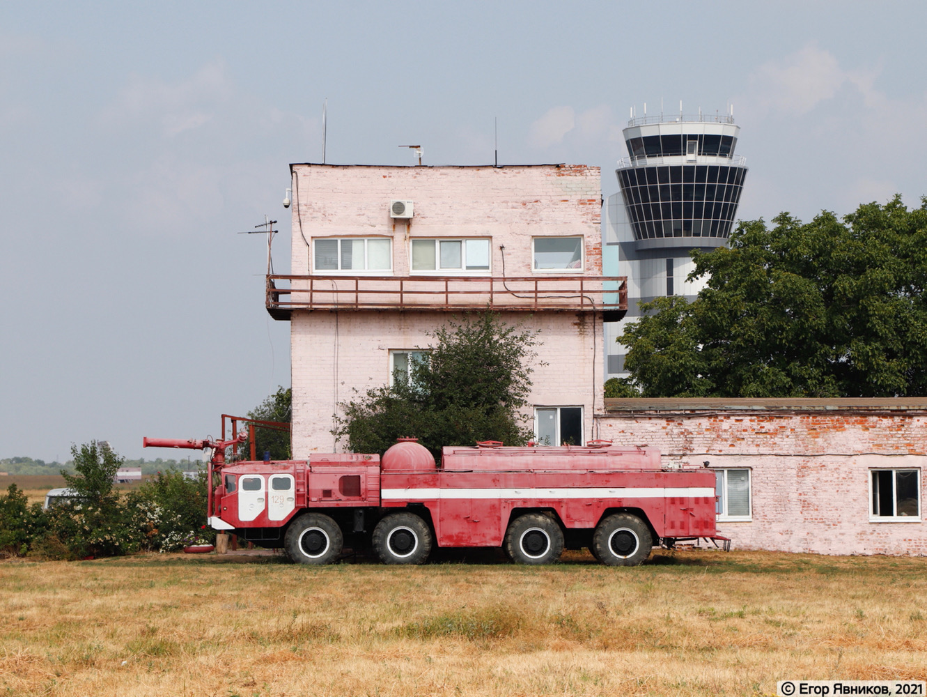 Аэродромный пожарный автомобиль АА-70 (7310)-220 #Т00252АХ. Харьковская обл., г. Харьков, Международный аэропорт «Харьков»