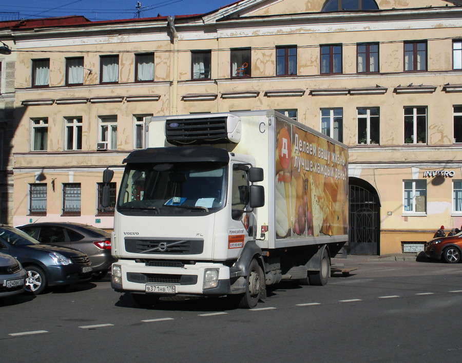 Рефрежираторный фургон на шасси Volvo FL* #В371НВ178. г. Санкт-Петербург, Гражданская ул.