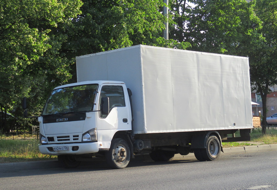 Фургон на шасси Isuzu NQR #Е424КО136. г. Санкт-Петербург, ул. Подвойского