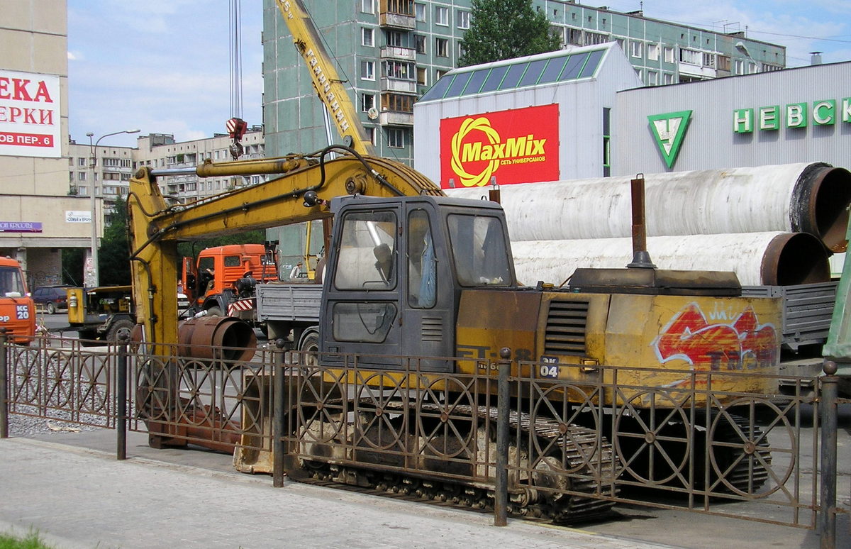 Гусеничный экскаватор ТВЭКС ET-18. г. Санкт-Петербург, пр. Большевиков