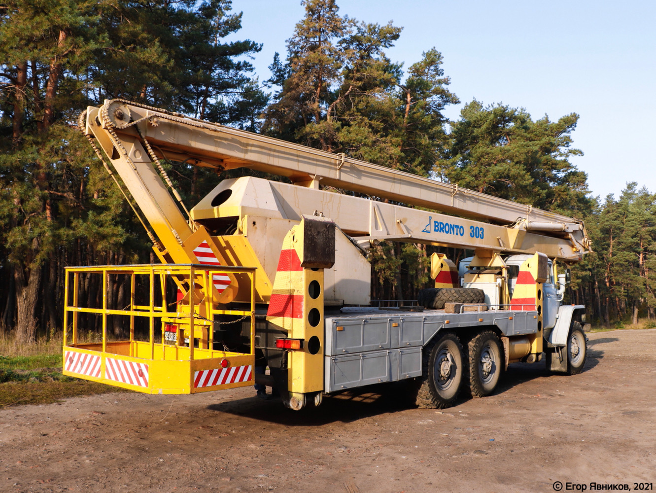 Коленчатый подъёмник Bronto-Skylift 30-3 на шасси Урал-375Д #АХ8342АР. Харьковская обл., г. Харьков, ул. Цюрупы 