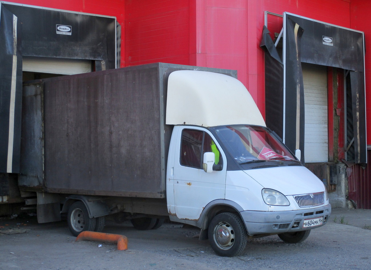 Грузовой автомобиль ГАЗ-33022* #Н604МН98. Ленинградская обл., г. Тосно, Промышленная ул.