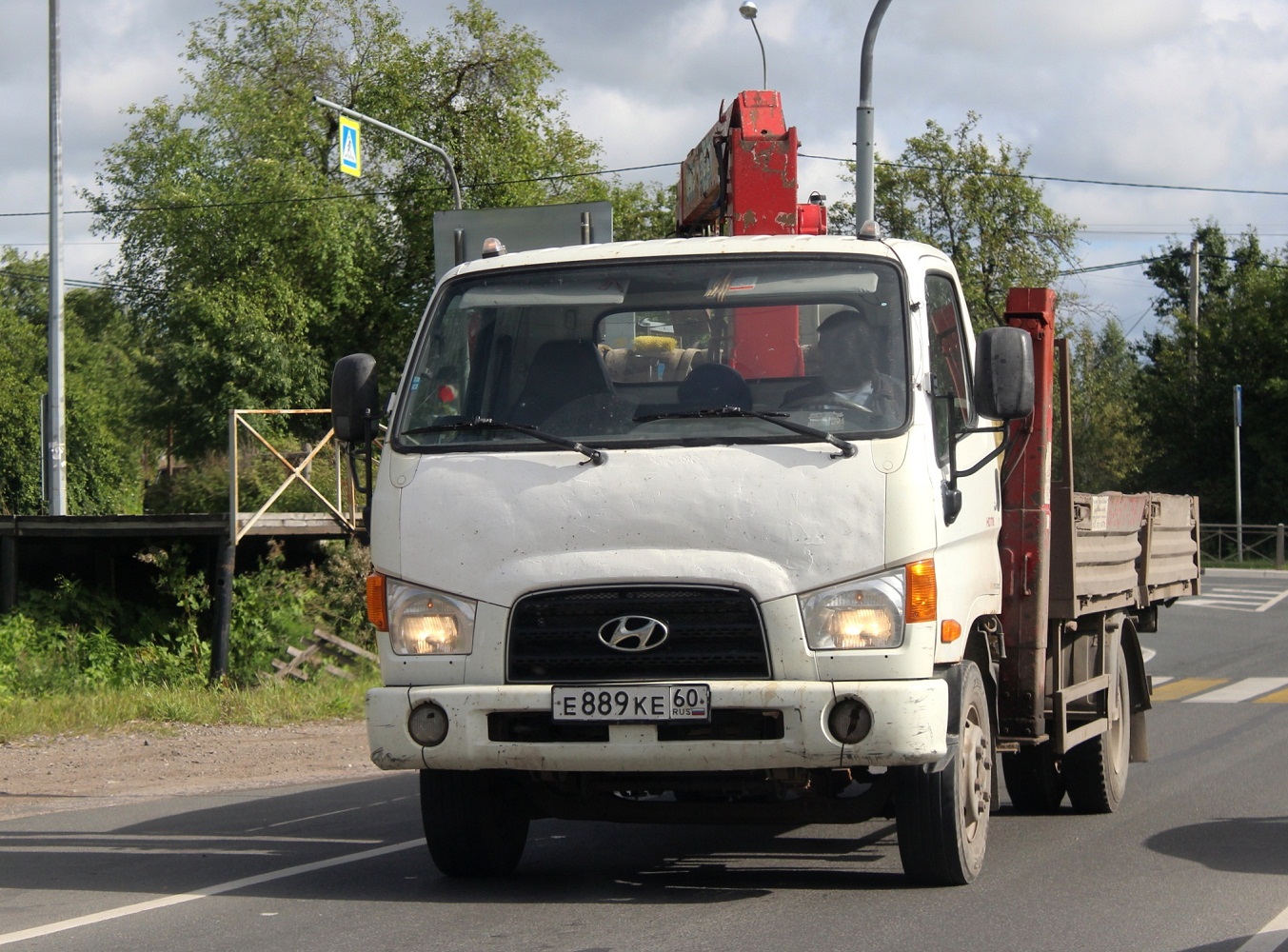 Бортовой грузовик Hyundai HD78 с КМУ #Е889КЕ60. г. Псков, улица Советской Армии