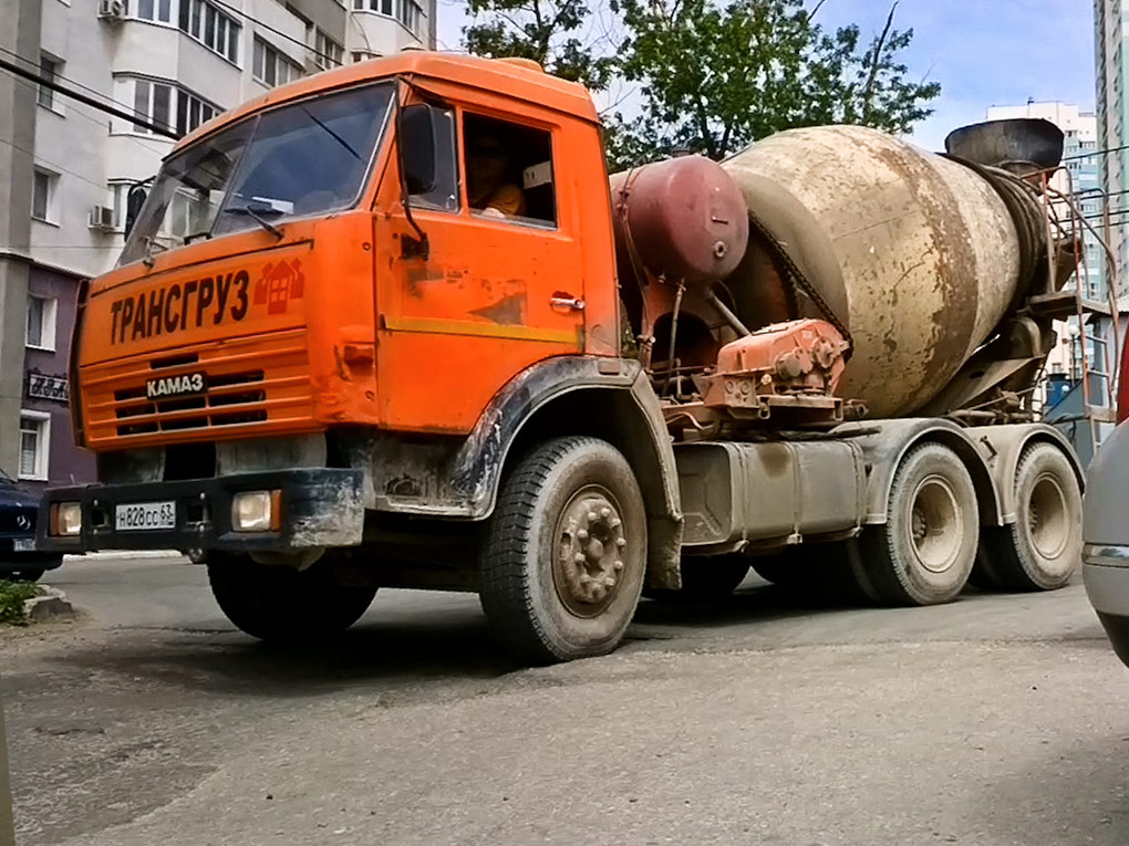 Бетоносмеситель на шасси КамАЗ-53215 #Н828СС63. г. Самара, улица Санфировой