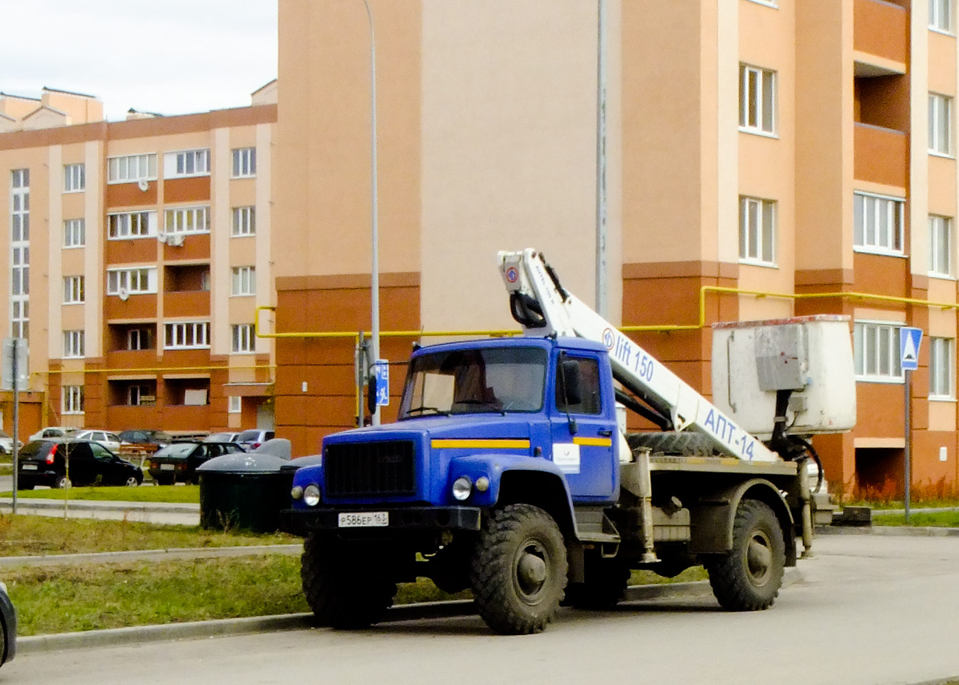 Подъемник АПТ-14 на шасси ГАЗ-3308 "Садко" #Р586ЕР163. г. Самара, Спортивная аллея