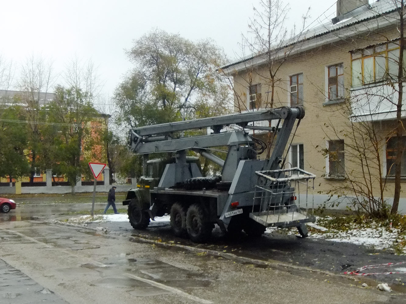 Коленчатый подъемник АГП-22 на шасси ЗиЛ-131 #У401АК163. г. Новокуйбышевск, Коммунистическая улица