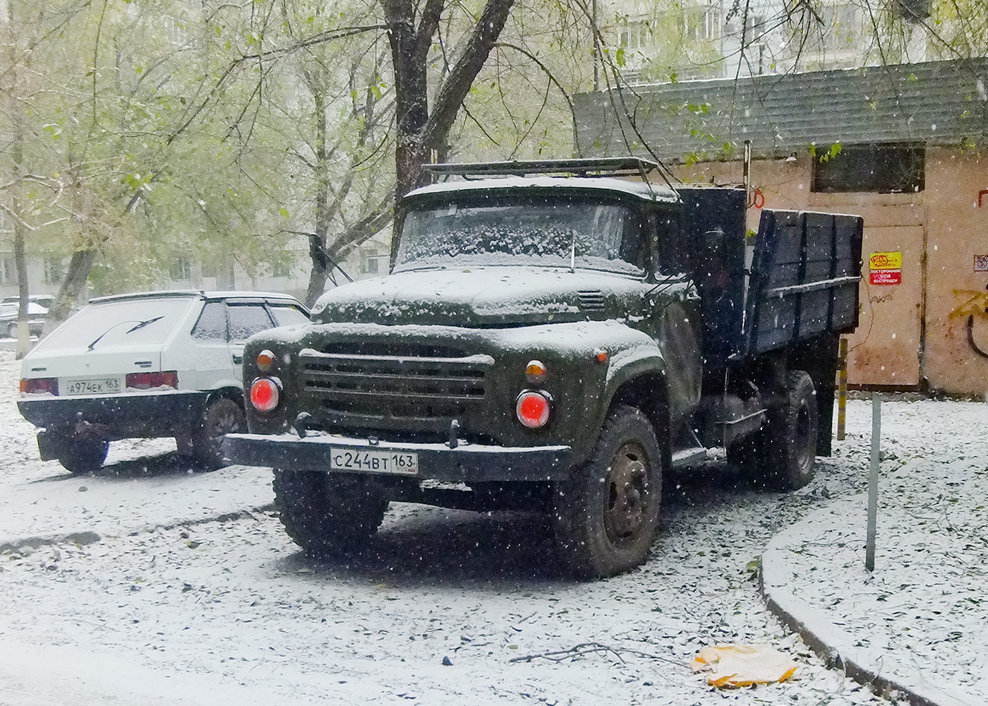 Бортовой грузовой автомобиль ЗиЛ-130 #С244ВТ163. г. Самара, улица Георгия Димитрова