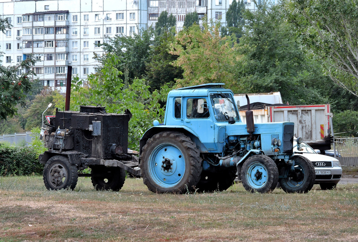 Трактор МТЗ-80* "Беларусь" с прицепной смоловаркой. Харьковская область, г. Харьков, улица Драгоманова