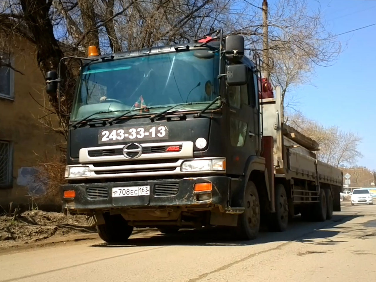 бортовой с КМУ Hino Profia #Р708ЕС163. Самара, улица Санфировой